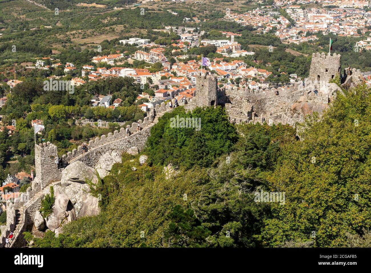 Belle vue sur le vieux mur du château mauresque et les tours de Sintra, près de Lisbonne, Portugal Banque D'Images