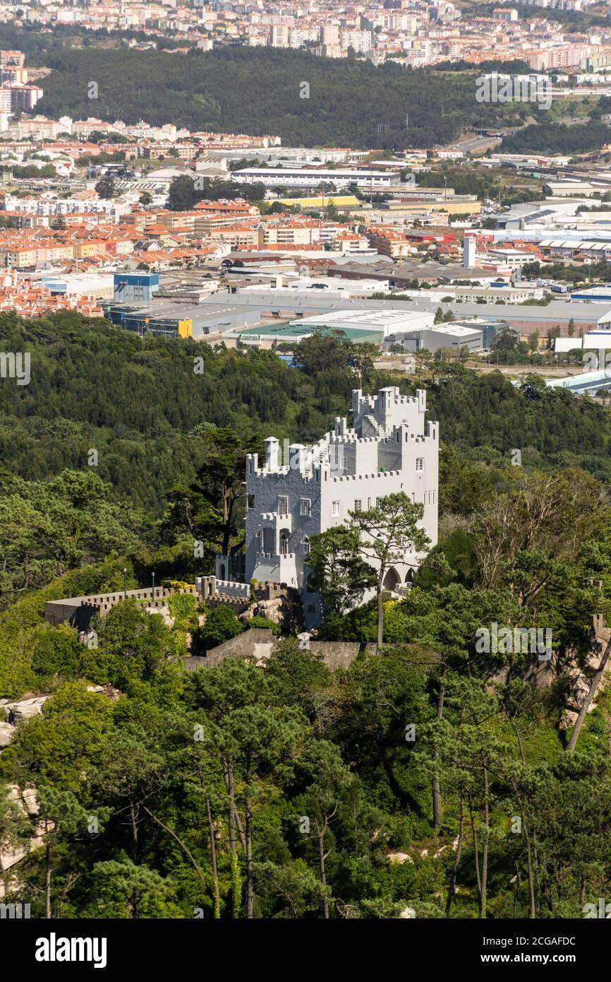 Belle vue sur l'ancienne maison du château dans les bois verts de Sintra, Portugal Banque D'Images