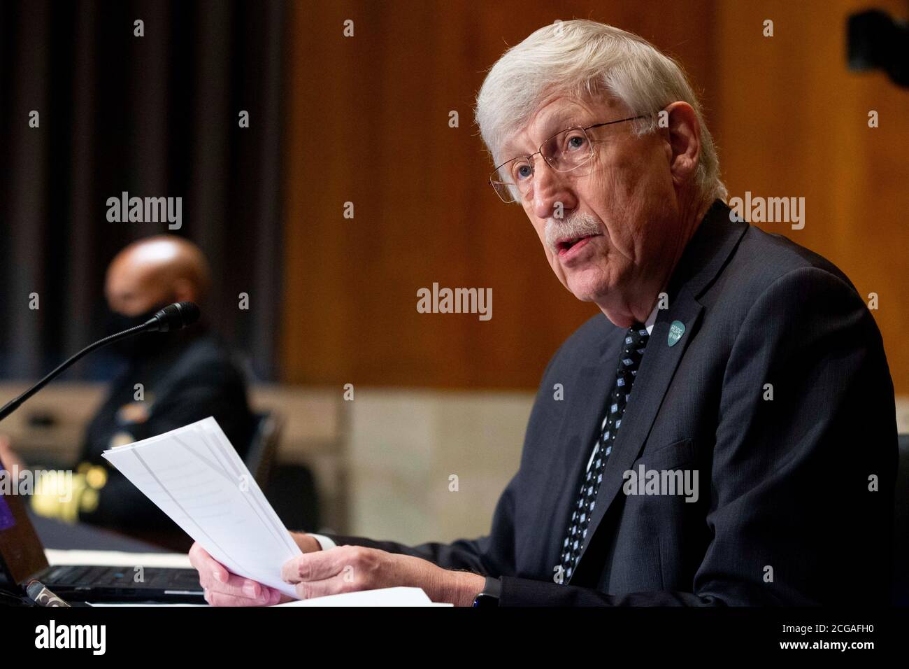 (200909) -- WASHINGTON, le 9 septembre 2020 (Xinhua) -- le directeur des National Institutes of Health (NIH) des États-Unis, Francis Collins, témoigne devant le Comité de la santé, de l'éducation, du travail et des pensions du Sénat des États-Unis lors d'une audience intitulée « Vaccines: Sauver des vies, assurer la confiance et protéger la santé publique » à Capitol Hill à Washington, DC, États-Unis, le 9 septembre 2020. (Michael Reynolds/Pool via Xinhua) Banque D'Images