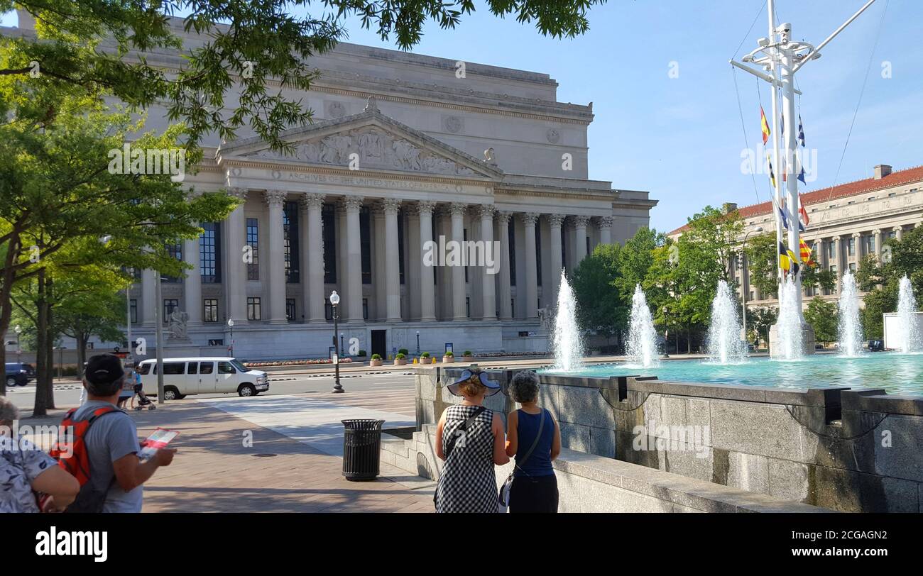 Le National Archives Building avec l'une des fontaines du Mémorial de la Marine des États-Unis en premier plan, Washington D.C., États-Unis Banque D'Images