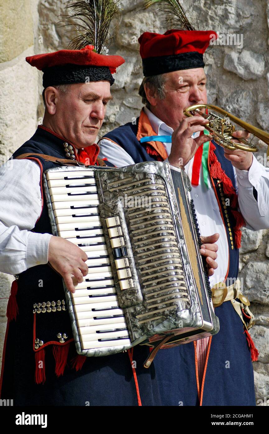 Deux musiciens polonais jouent l'accordéon et la trompette vêtus de tenues  traditionnelles dans une rue de Cracovie, en Pologne Photo Stock - Alamy