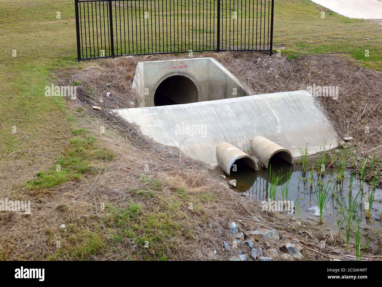 Sortie d'eaux pluviales de banlieue, Queensland, Australie Banque D'Images