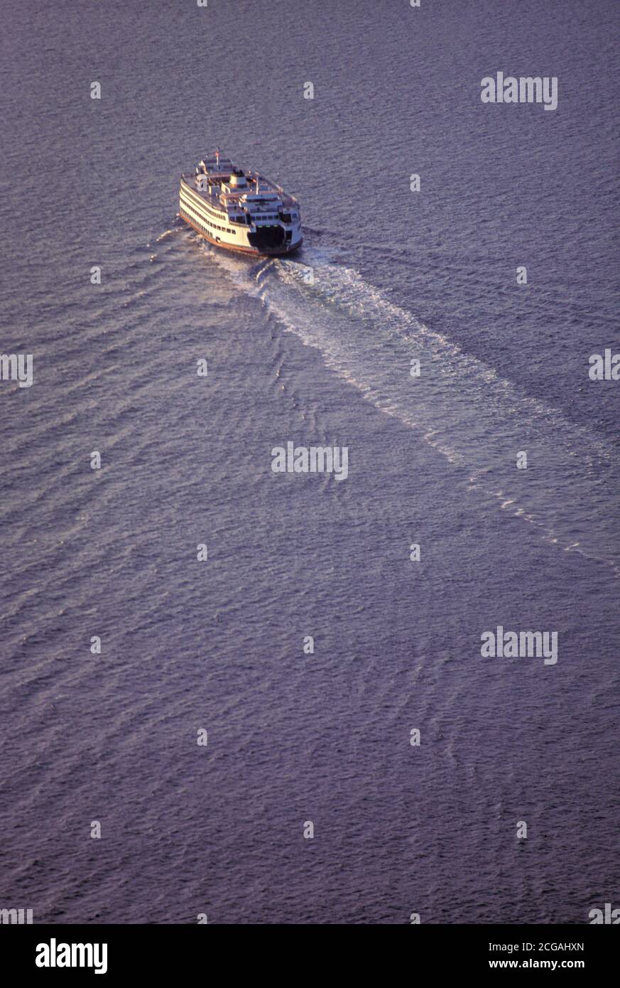 Ferry pour l'État de Washington sur Puget Sound, vue aérienne, Seattle, Washington, États-Unis Banque D'Images