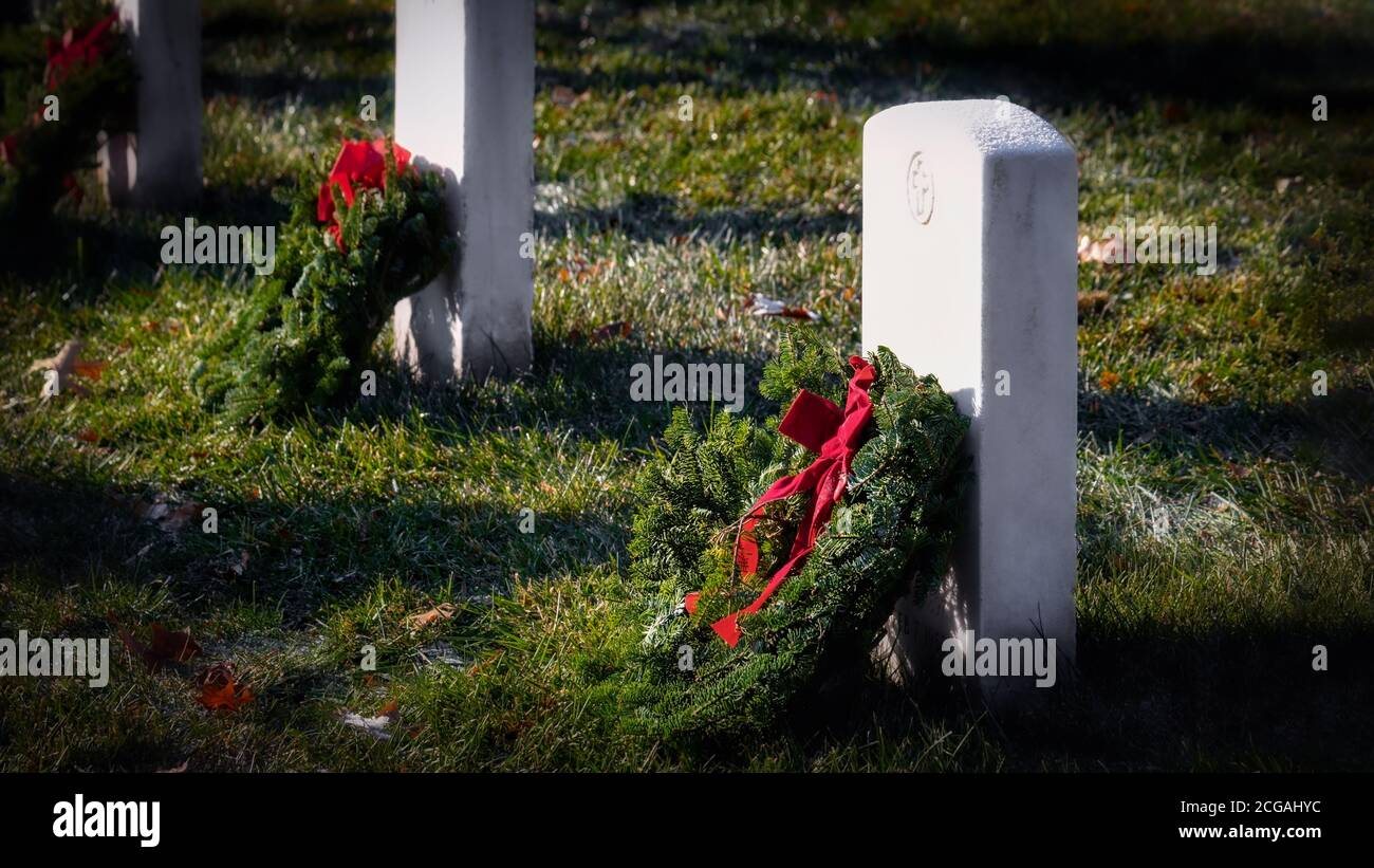 Couronnes sur des tombes dans un cimetière de la nation dans le cimetière du nord de la Virginie. Banque D'Images