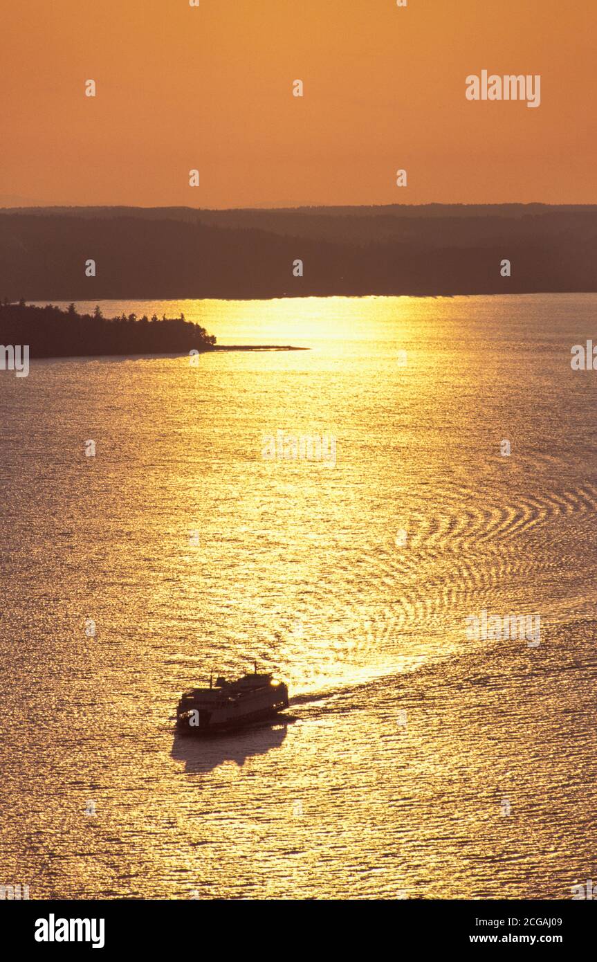 Ferry pour l'État de Washington sur Puget Sound, vue aérienne, Seattle, Washington, États-Unis Banque D'Images