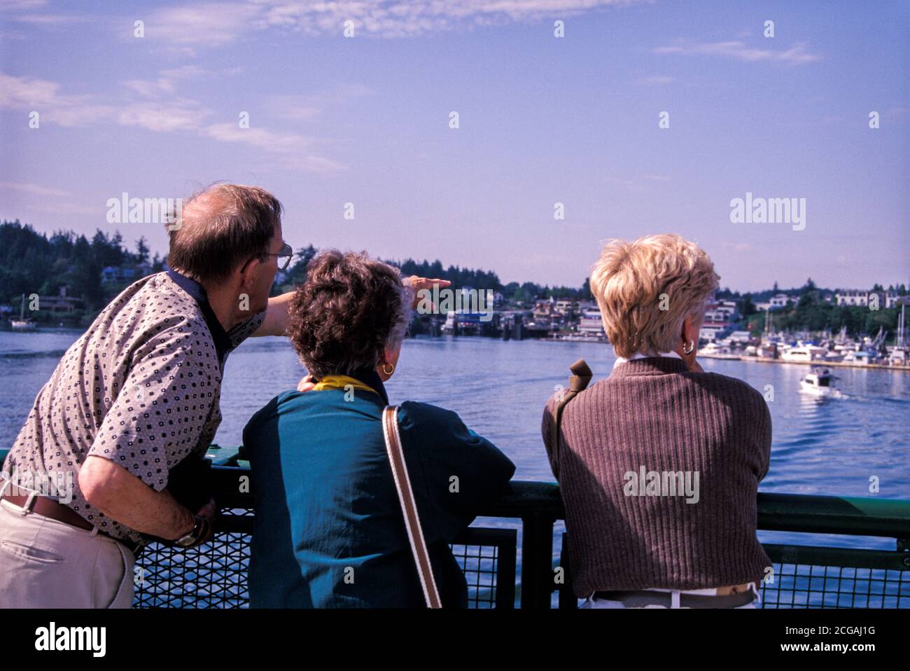 Passagers sur la rampe du ferry arrivant à Friday Harbor sur l'île de San Juan, Washington, États-Unis Banque D'Images