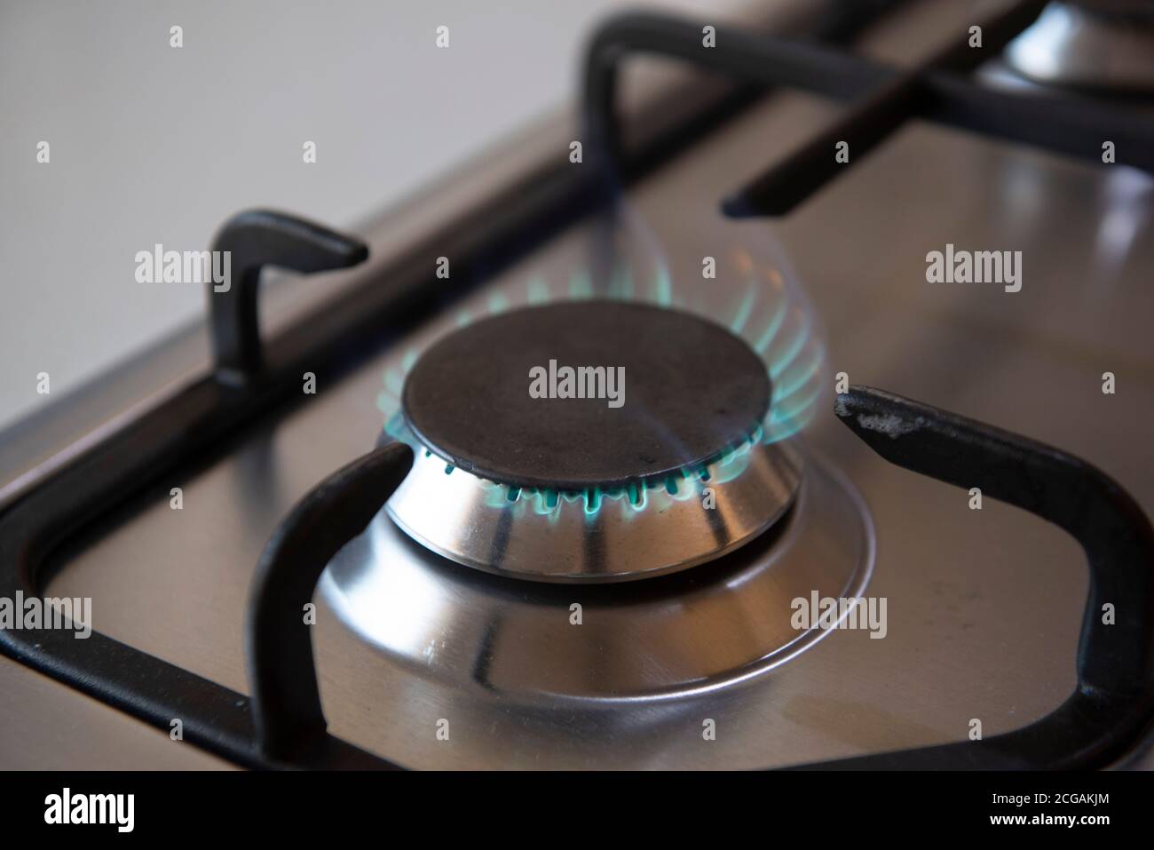 cuisinière à gaz avec feu de propane. Flamme d'un poêle à gaz en acier inoxydable. Cuisinière moderne. Banque D'Images