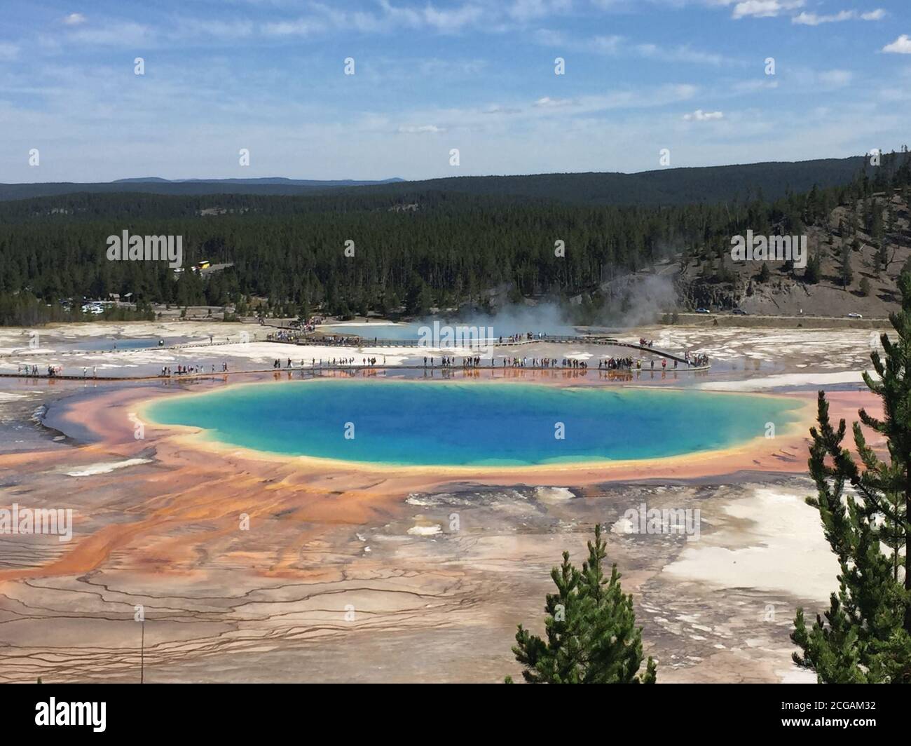 Célèbre sentier de Grand Prismatic Springs dans le parc national de Yellowstone depuis la vue de haut angle. Magnifiques sources chaudes aux couleurs vives bleu vert orange Banque D'Images
