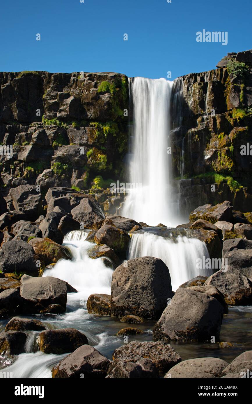 Oxararfoss en cascade sur des rochers et des rochers lors d'une journée ensoleillée avec un ciel bleu clair dans le parc national de Thingvellir, cercle d'or, Islande. Banque D'Images