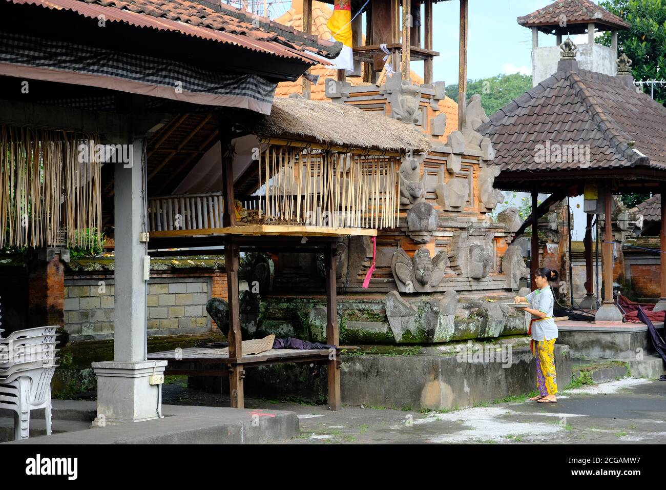 Bali Ubud Indonésie - prière à Pura Taman Saraswati Hindou Temple Banque D'Images