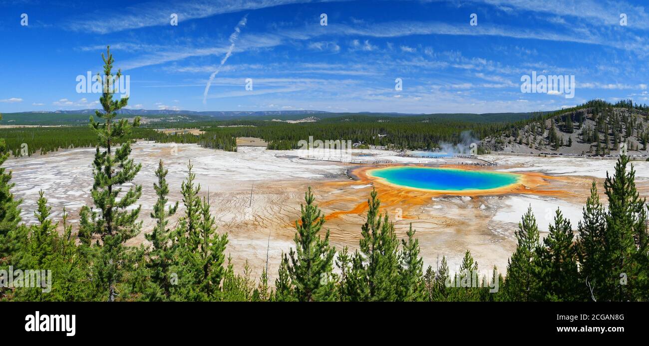 Célèbre sentier de Grand Prismatic Springs dans le parc national de Yellowstone depuis la vue de haut angle. Magnifiques sources chaudes aux couleurs vives bleu vert orange Banque D'Images