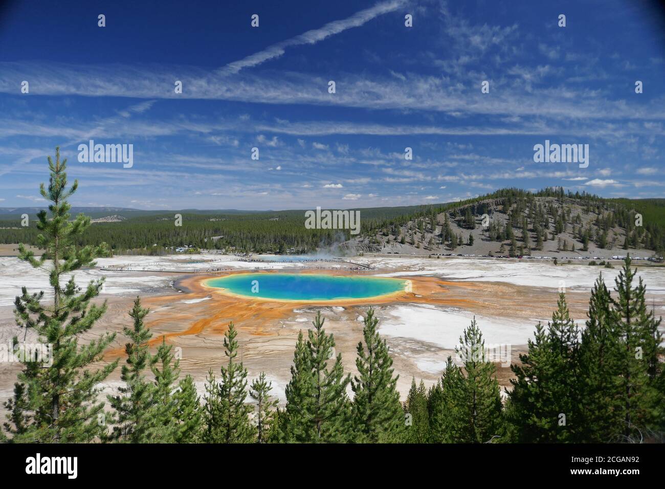 Célèbre sentier de Grand Prismatic Springs dans le parc national de Yellowstone depuis la vue de haut angle. Magnifiques sources chaudes aux couleurs vives bleu vert orange Banque D'Images