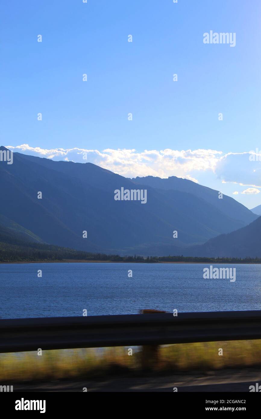 Une image hors de la fenêtre de la voiture en mouvement d'un Lac près du parc national de San Isabel dans le Colorado Banque D'Images