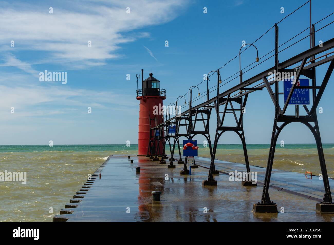 Phare sur le lac Michigan pendant une belle fin d'après-midi d'été. South Haven, Michigan, États-Unis Banque D'Images