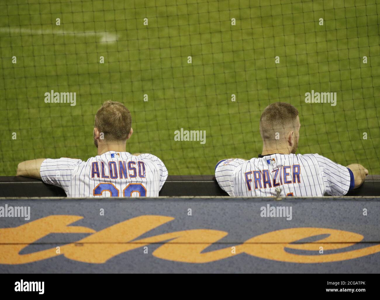 Queens, États-Unis. 09e septembre 2020. Les mets de New York Todd Frazier et Pete Alonso regardent le match du dug out dans le quatrième repas contre les Orioles de Baltimore au Citi Field le mercredi 9 septembre 2020 à New York. Photo de John Angelillo/UPI crédit: UPI/Alay Live News Banque D'Images