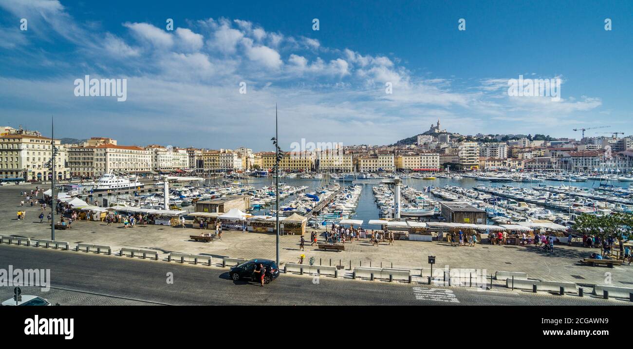 Vieux Port, le Vieux Port de Marseille avec la Basilique notre-Dame de la Garde en arrière-plan sur le point naturel le plus élevé de Marseille, Bouches-du-RH Banque D'Images