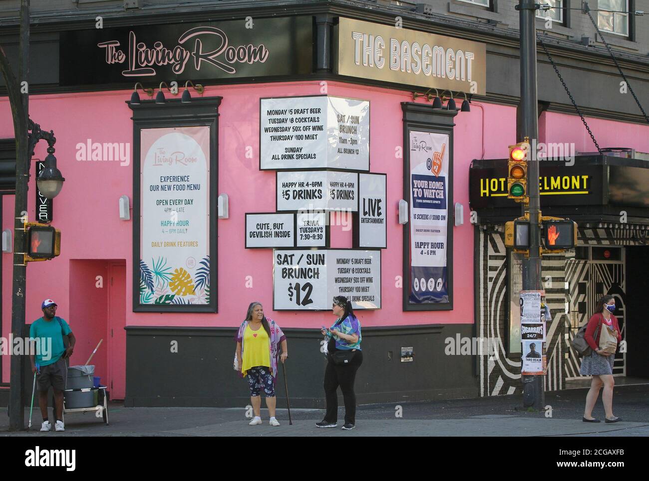 Vancouver, Canada. 9 septembre 2020. Les gens se trouvent à l'extérieur d'une boîte de nuit sur la rue Granville, à Vancouver, Colombie-Britannique, Canada, le 9 septembre 2020. Comme de plus en plus de preuves ont trouvé que les boîtes de nuit et les bars sont les sources qui ont mené à la reprise des cas COVID-19 à Vancouver, l'autorité sanitaire a ordonné de fermer immédiatement toutes les boîtes de nuit et les salles de banquet. Credit: Liang Sen/Xinhua/Alay Live News Banque D'Images
