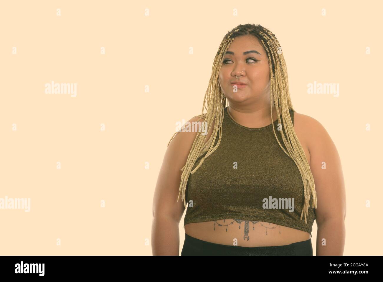 Portrait de jeune femme asiatique en gras tout en pensant à la recherche sur le côté Banque D'Images