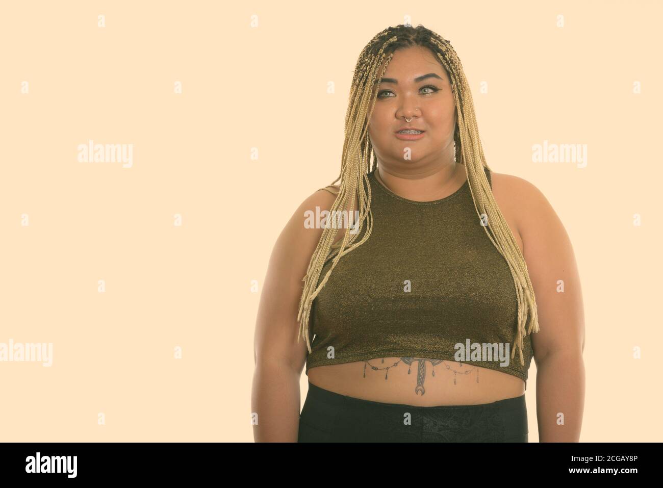Studio shot of young woman smiling Asian fat heureux en pensant Banque D'Images