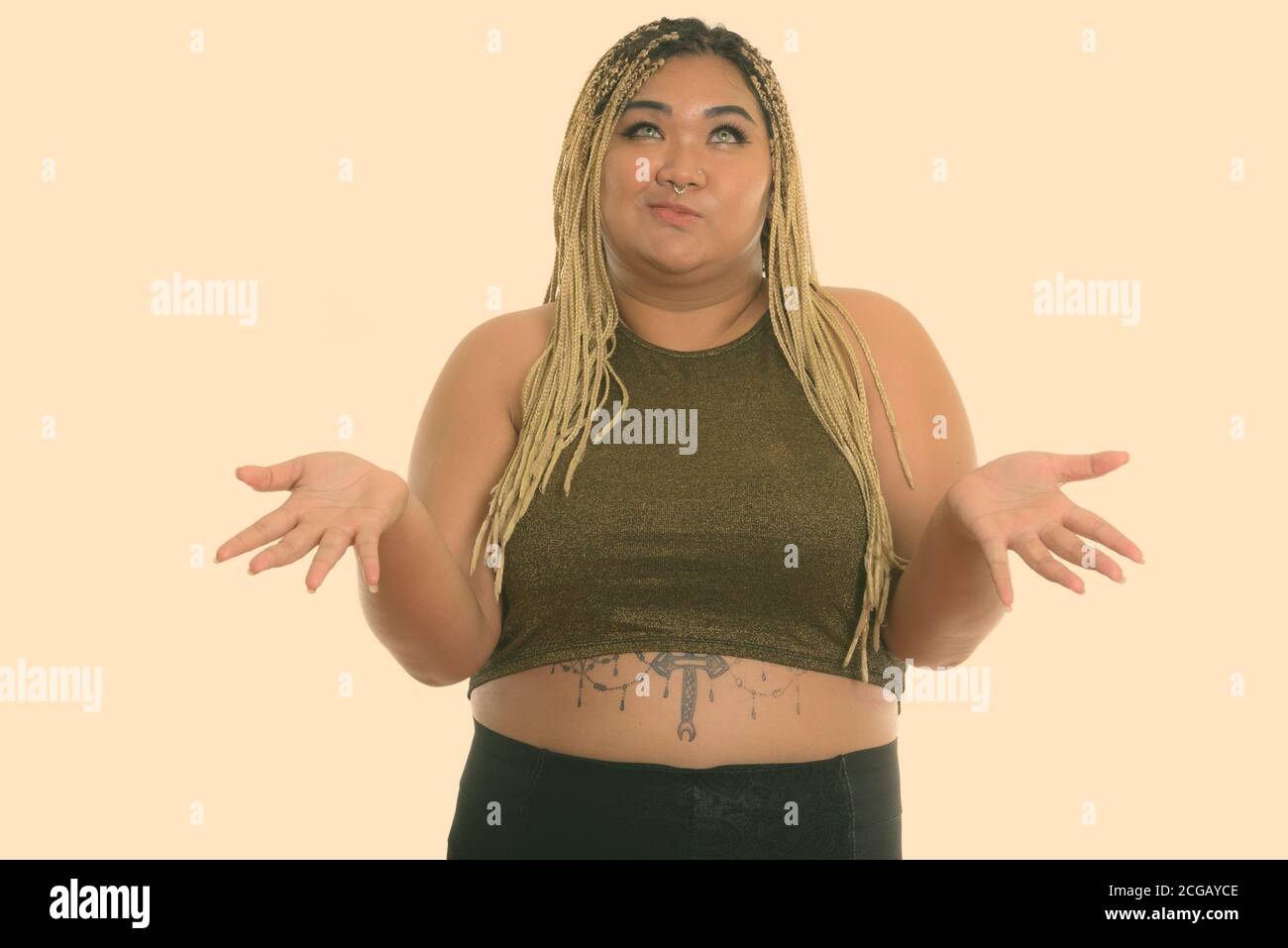 Jeune femme asiatique gras confus jusqu'à la tout en haussant les épaules Banque D'Images