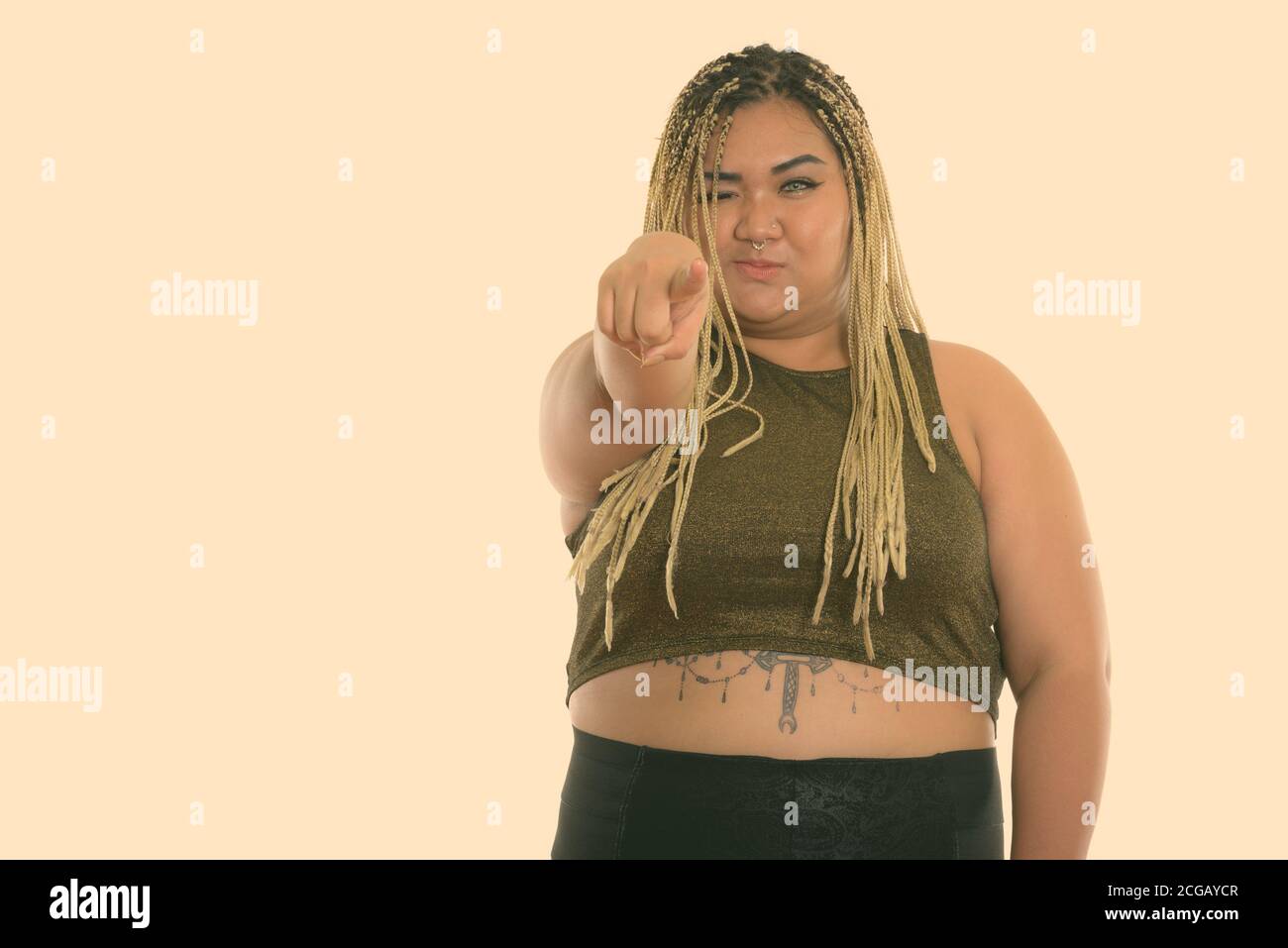 Portrait de jeune femme asiatique en gras tout en clignant de l'appareil photo au pointage Banque D'Images