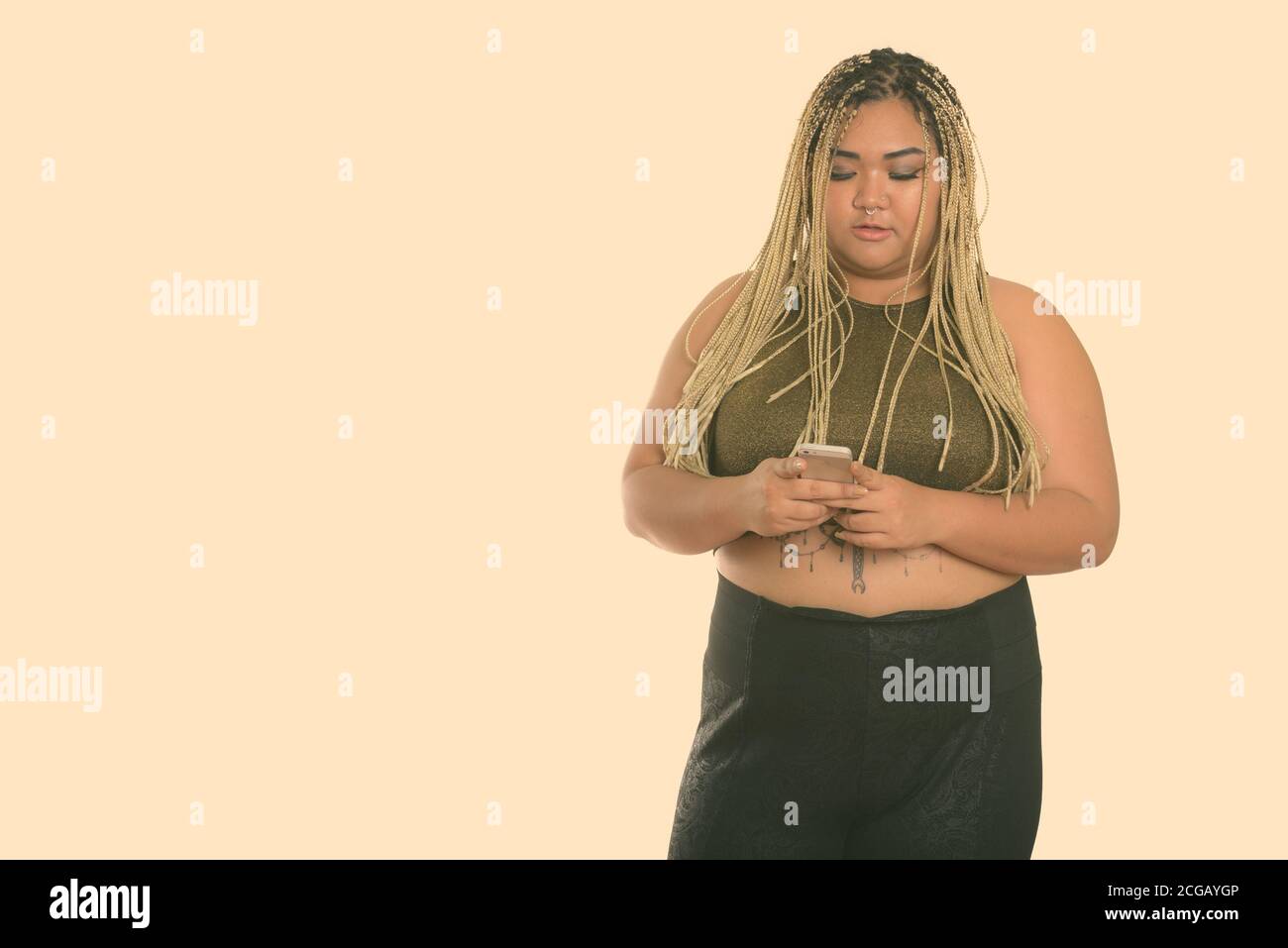 Portrait de jeune femme asiatique fat using mobile phone Banque D'Images