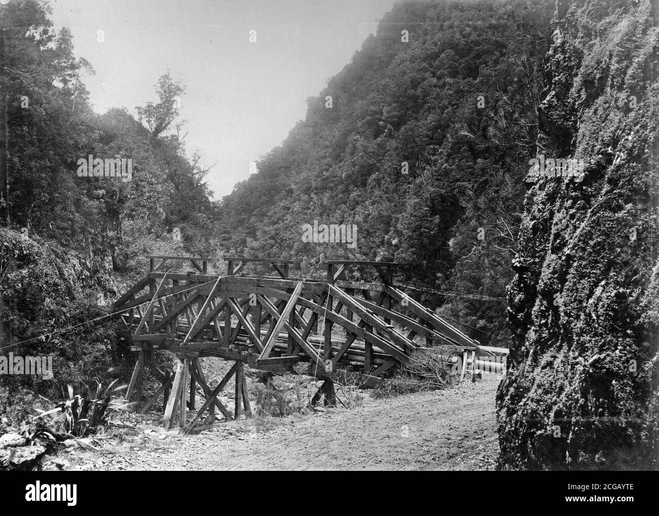 Un pont au-dessus de la gorge de l'Otira, vers 1916. Image vers 1916, de la collection de la famille Logie. Banque D'Images