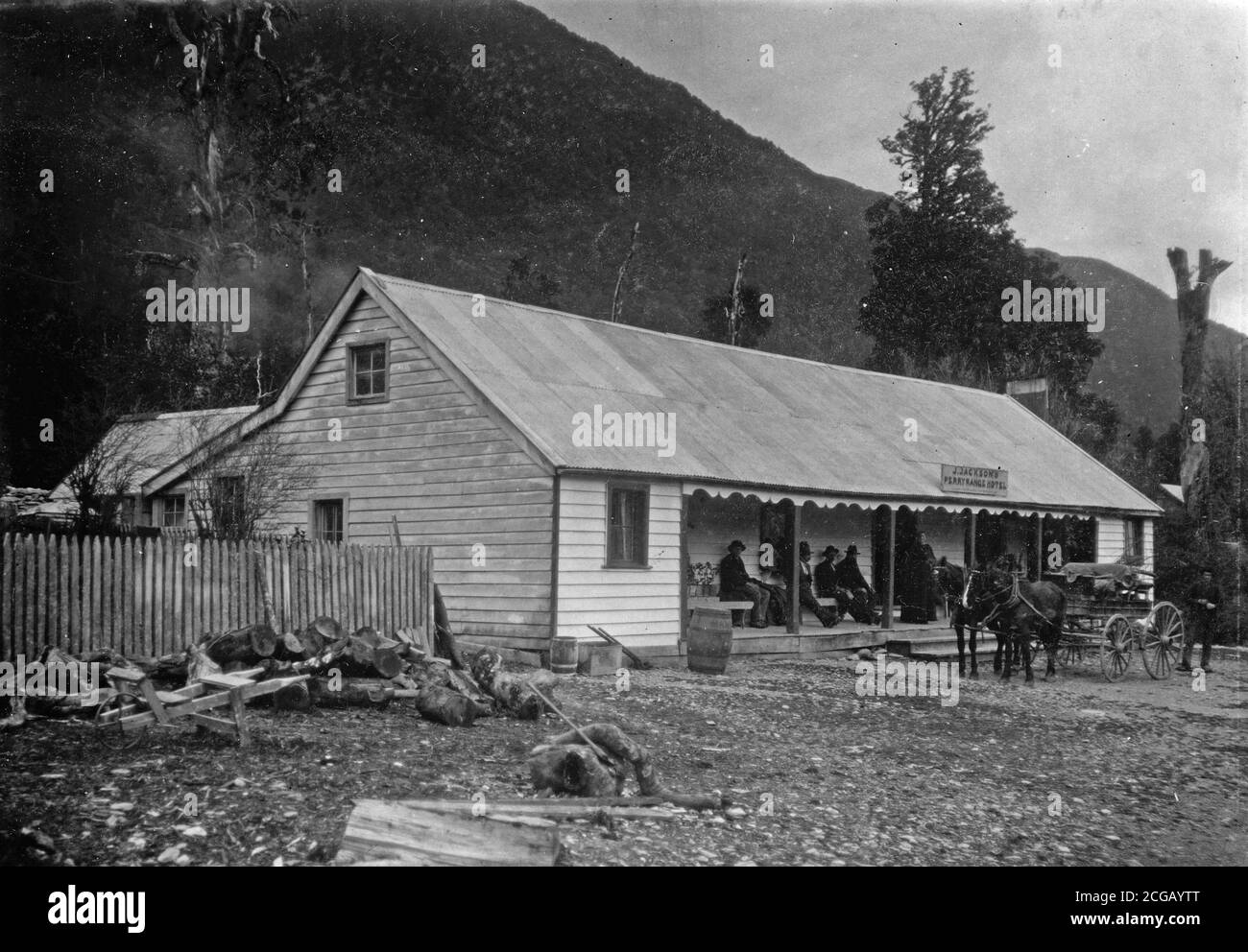 Un wagon attend devant l'hôtel J. Jackson Perry Range sur le Taramakau près d'Otira, vers 1916. Image vers 1916, de la collection de la famille Logie. Banque D'Images