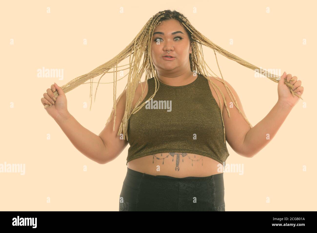 Portrait de jeune femme asiatique gras empoignant ses cheveux avec les deux mains Banque D'Images
