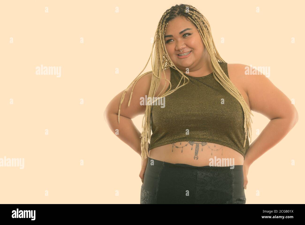 Studio shot of young woman smiling Asian fat heureux en pensant Banque D'Images