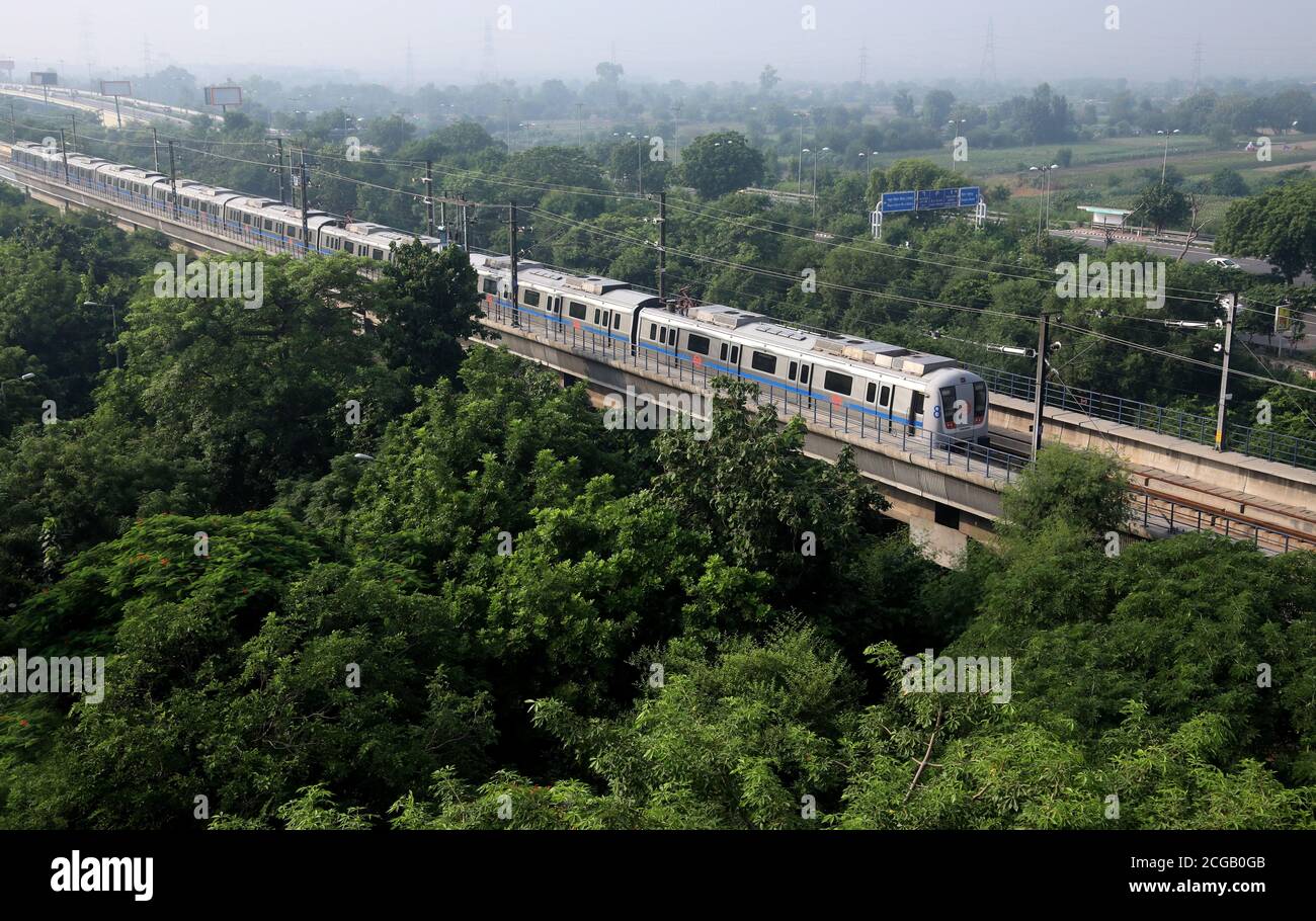 Le métro de Delhi est vu prendre le passager sur la ligne bleue entre Dwarka sec -21 et Electronic City/Vaishali, alors que la Delhi Metro Rail Corporation (DMRC) reprend ses activités après 171 jours de confinement dû à Covid-19.la ligne bleue entre Dwarka sec -21 et Electronic City/Vaishali (65.35 km/58 stations) et Pink Line, De Majlis Park à Shiv Vihar (57.58 km et 38 stations), de 7 à 11 h et de 4 à 8 h. Le métro reprendra ses services complets à partir de septembre 12. L'Inde est le deuxième pays le plus élevé au monde avec 4,370,128 cas confirmés de coronavirus et 73 890 décès. Banque D'Images