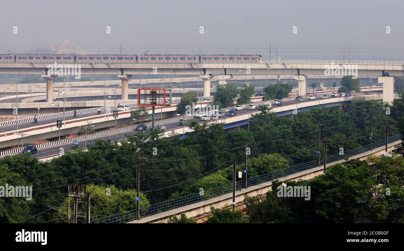 Le métro de Delhi est vu prendre des passagers sur la ligne rose entre le parc Majlis et Shiv Vihar (57.58 km et 38 stations) car la compagnie de métro de Delhi (DMRC) reprend ses activités après 171 jours de confinement dû à Covid-19.la ligne bleue de Dwarka sec -21 à Electronic City/Vaishali (65.35 km/58 stations) Et Pink Line, du parc Majlis à Shiv Vihar (57.58 km et 38 stations), de 7 h à 11 h et de 4 h à 8 h. Le métro reprendra ses services complets à partir de septembre 12. L'Inde est le deuxième pays le plus élevé au monde avec 4,370,128 cas confirmés de coronavirus et 73 890 décès. Banque D'Images