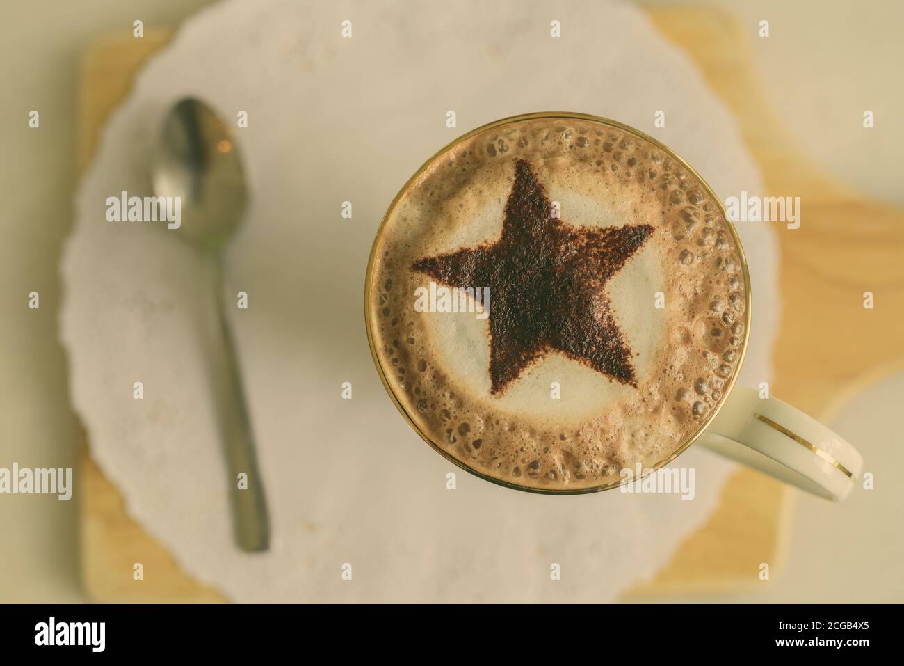 Directement au-dessus de la vue de chocolat chaud à la menthe avec forme d'étoile En noir et blanc Banque D'Images
