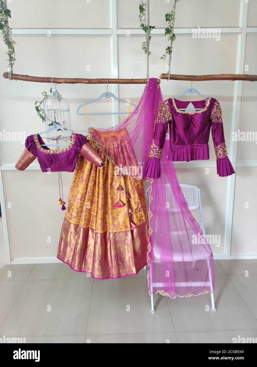 Vêtements de designer indiens pour femme et enfant modèle traditionnel  coloré Crée des chemisiers longues robes longues et tous les vêtements  indiens de l'Ouest Photo Stock - Alamy