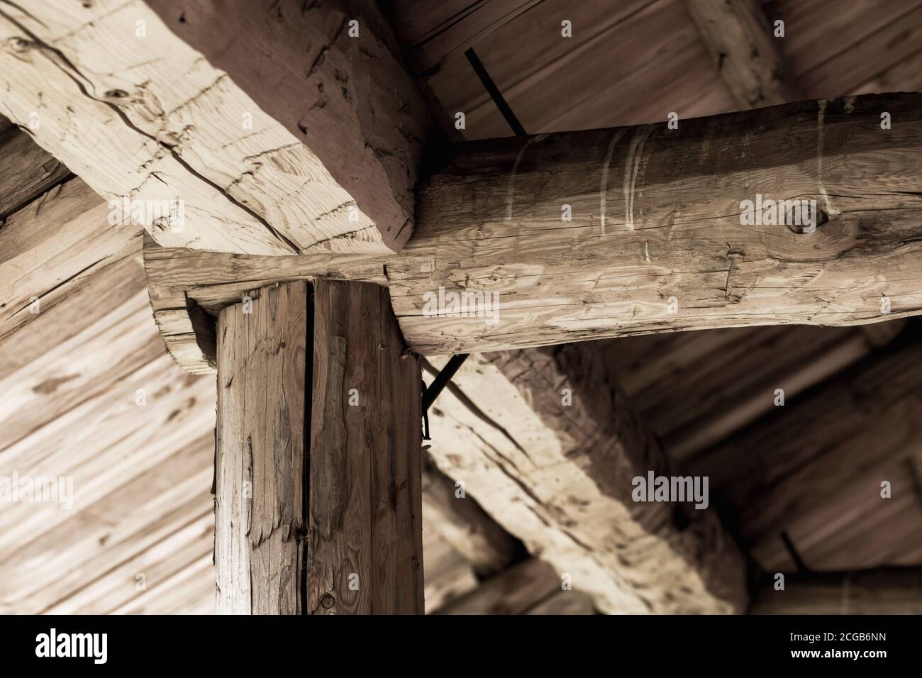 Ancien toit en bois Construction interne. Grumes et planches rugueuses Banque D'Images