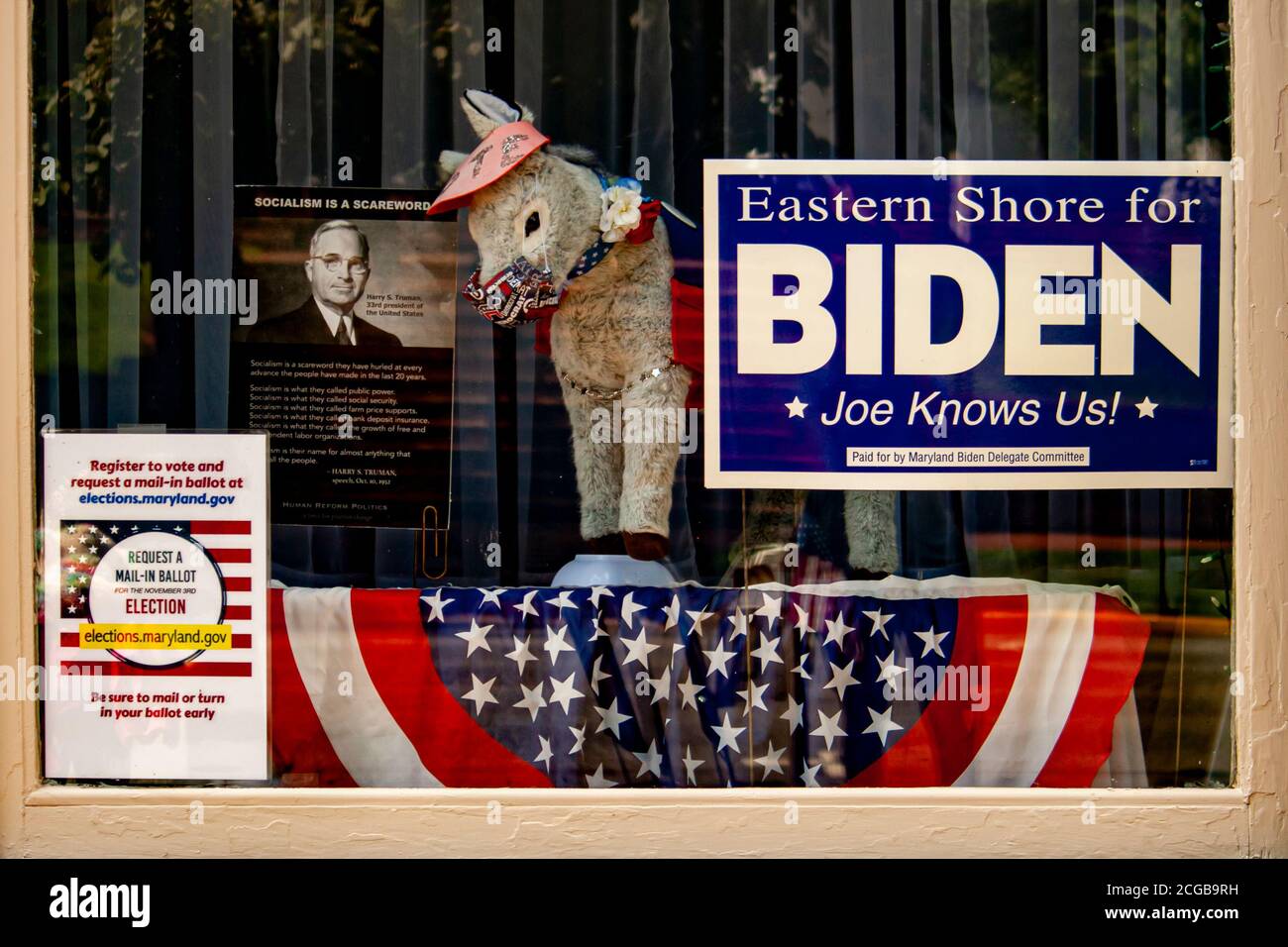 Chestertown, MD, USA 08/30/2020: Vitrine du bureau de campagne du Parti démocrate avec drapeaux et illustrations pour promouvoir Joe Biden comme nouveau récipiendaire principal Banque D'Images