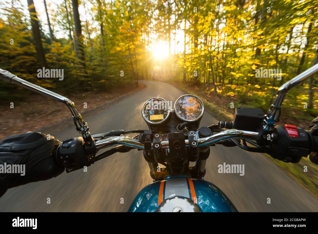 Vue du conducteur de moto de la perspective de la conduite dans le paysage de Foreste pendant lever du soleil Banque D'Images