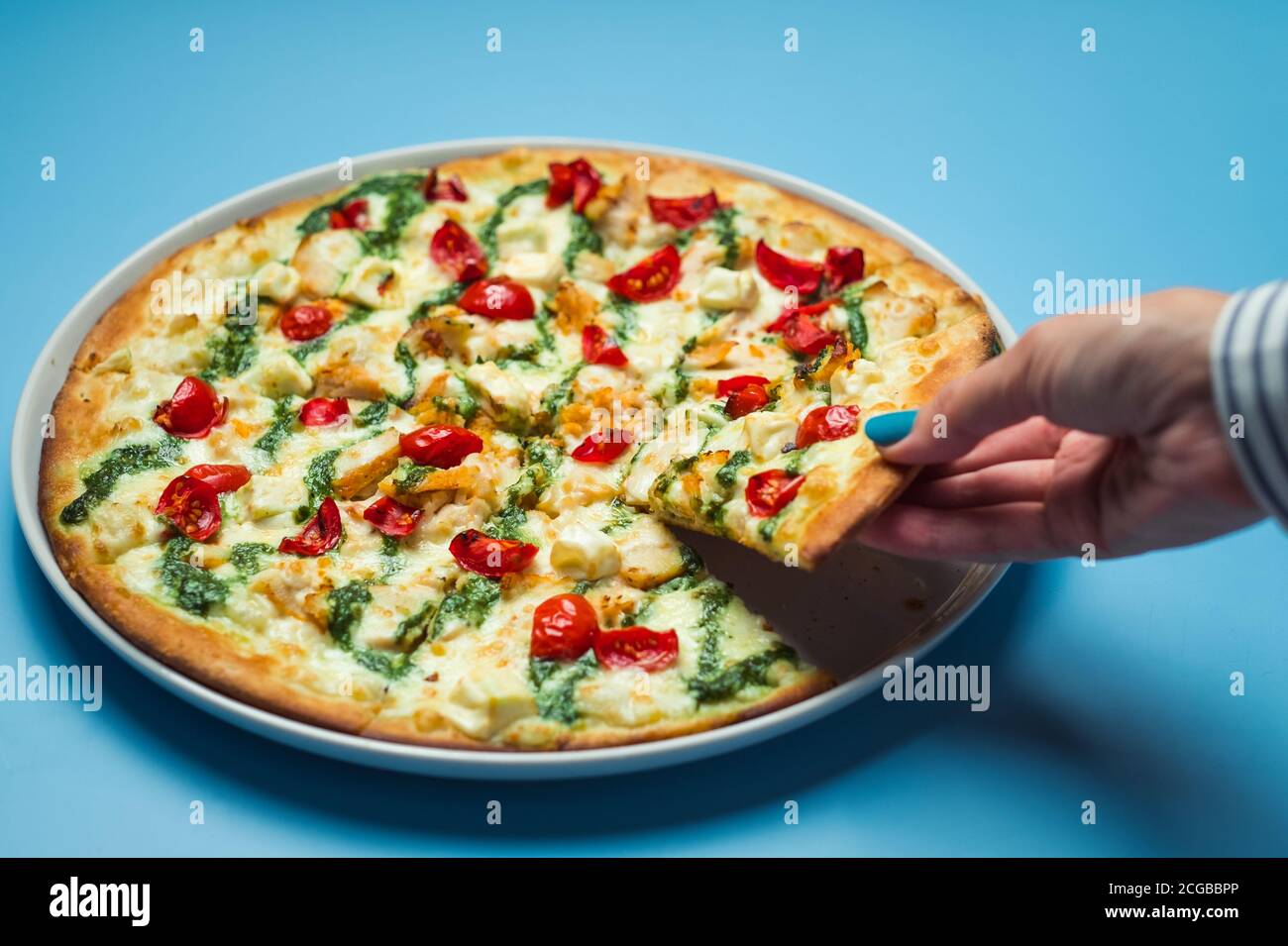 Gros plan sur une pizza fraîchement cuite au restaurant. Banque D'Images