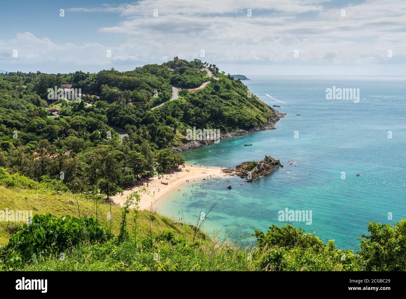 Vue sur les oiseaux de la belle petite crique calme paysage de la plage de Yanui Et Promthep Cape vu du point de vue du Moulin situé dans Le sud de Phuket Isl Banque D'Images