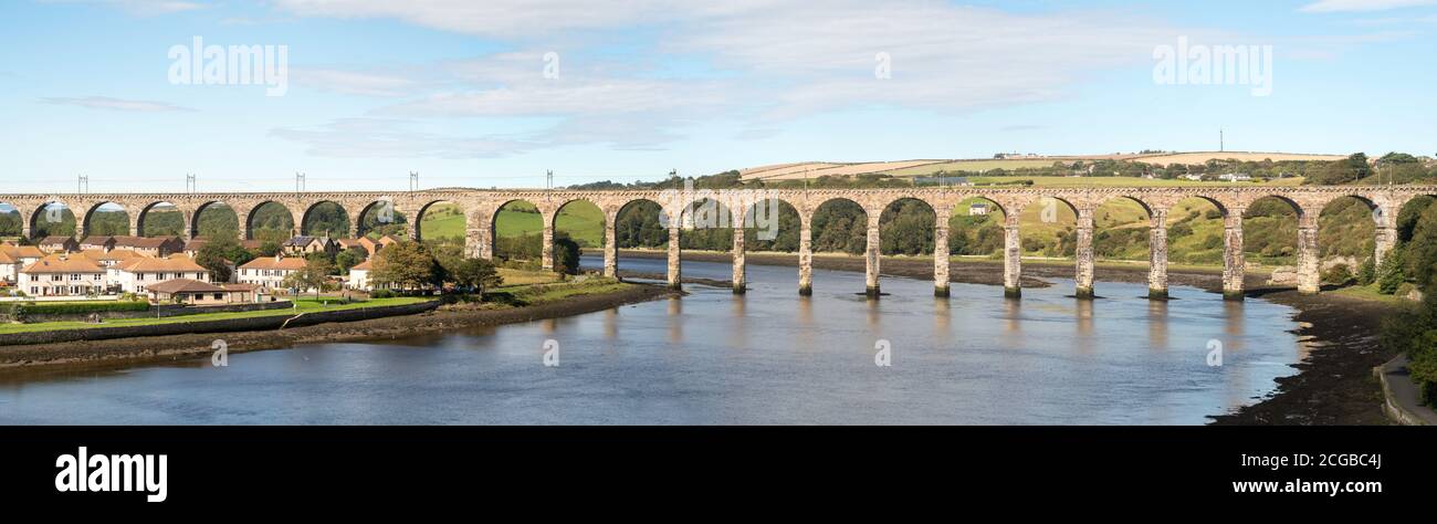 Vue panoramique sur le pont frontalier royal au-dessus de la rivière Tweed, Berwick upon Tweed, Northumberland, Angleterre, Royaume-Uni Banque D'Images