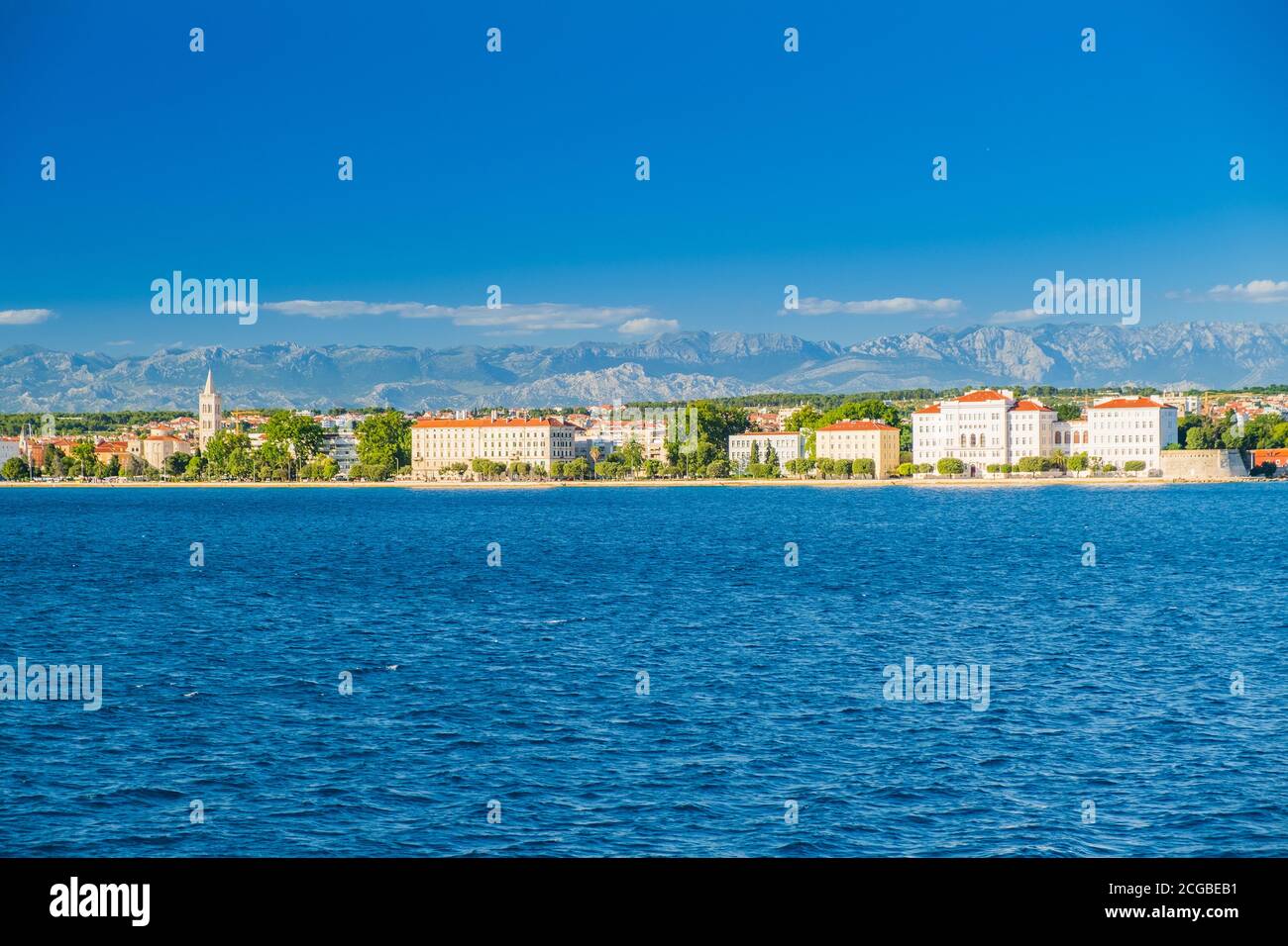 Croatie, ville de Zadar, paysage urbain depuis le bord de mer. Zadar est une destination touristique célèbre sur la côte Adriatique. Banque D'Images