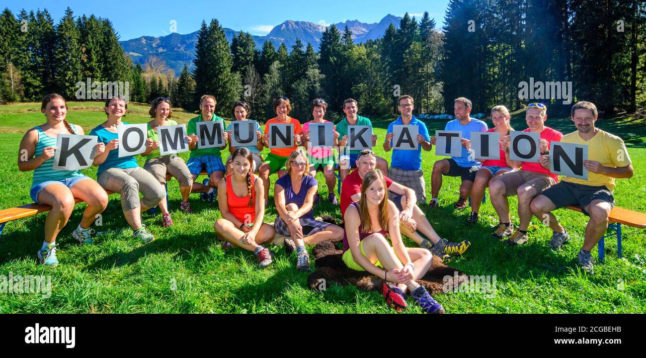 Formation de motivation dans les montagnes de l'Allgäuer, un groupe de jeunes s'amusent avec une mesure de cohésion d'équipe. Banque D'Images