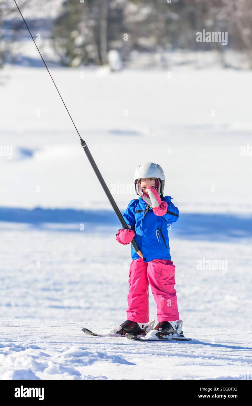 Jolie petite fille à skis Banque D'Images
