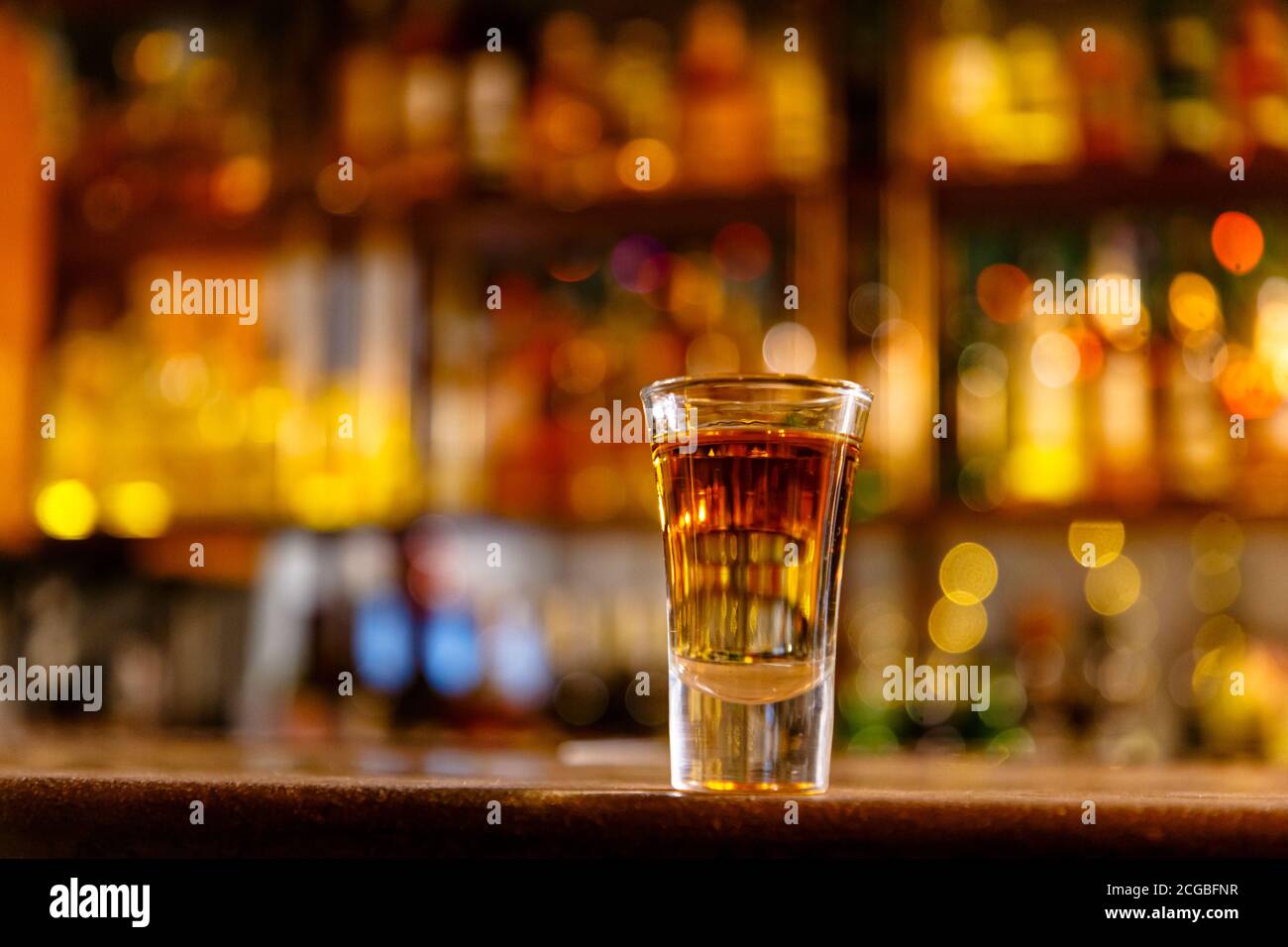 Toast avec cognac ou brandy avec vodka ou liqueur est sur le bar. Banque D'Images