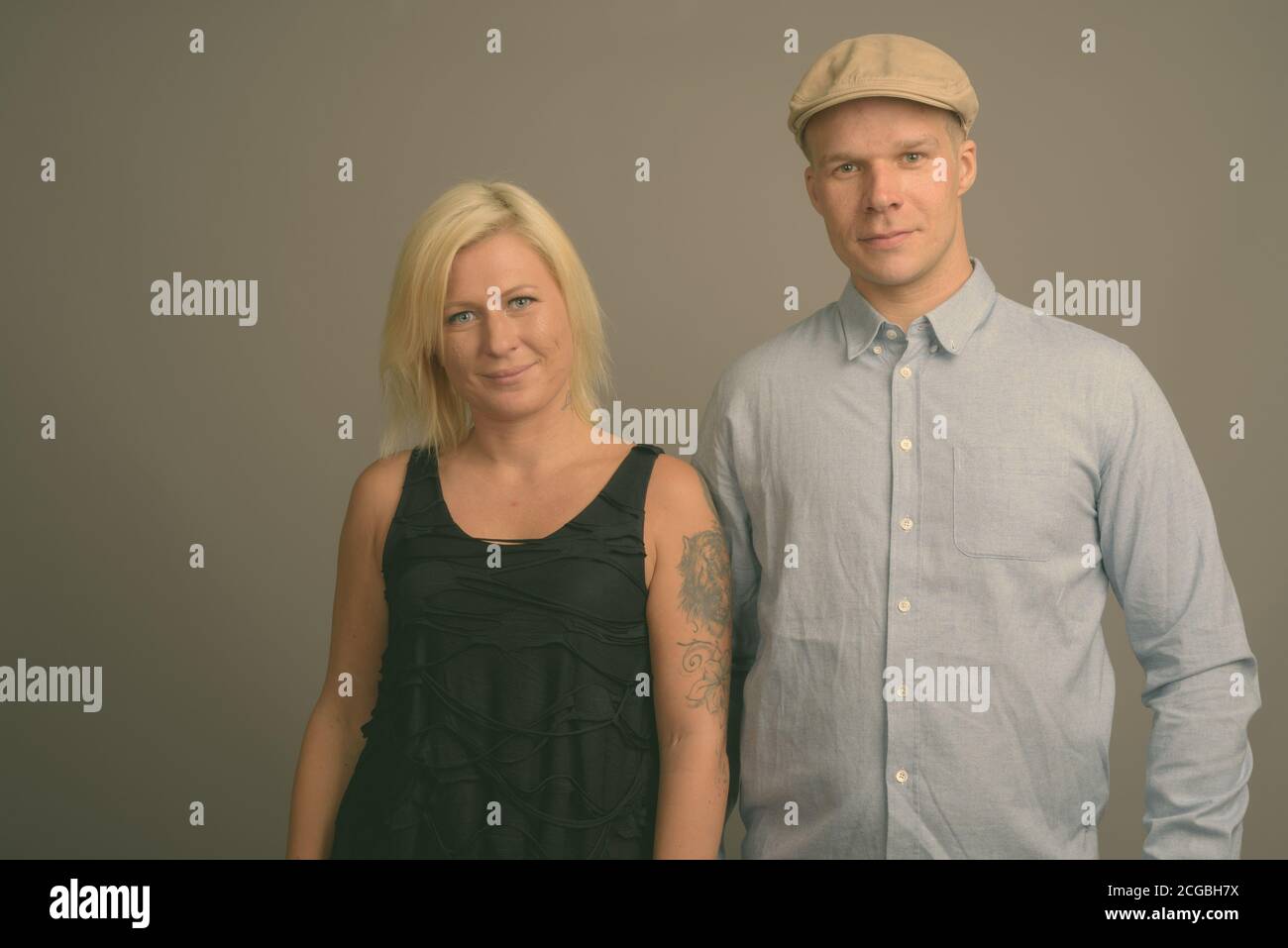 Homme et femme finlandais aux cheveux blonds sur fond gris Banque D'Images