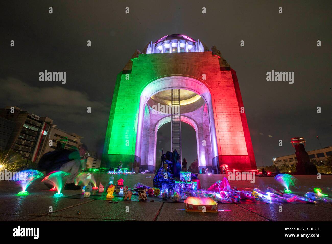 Mexico, Mexique. 9 septembre 2020. Le Monument à la Révolution est illuminé avec les couleurs du drapeau mexicain pour les célébrations à venir de la Journée de l'indépendance mexicaine, à Mexico, capitale du Mexique, le 9 septembre 2020. Credit: Ricardo Flores/Xinhua/Alay Live News Banque D'Images