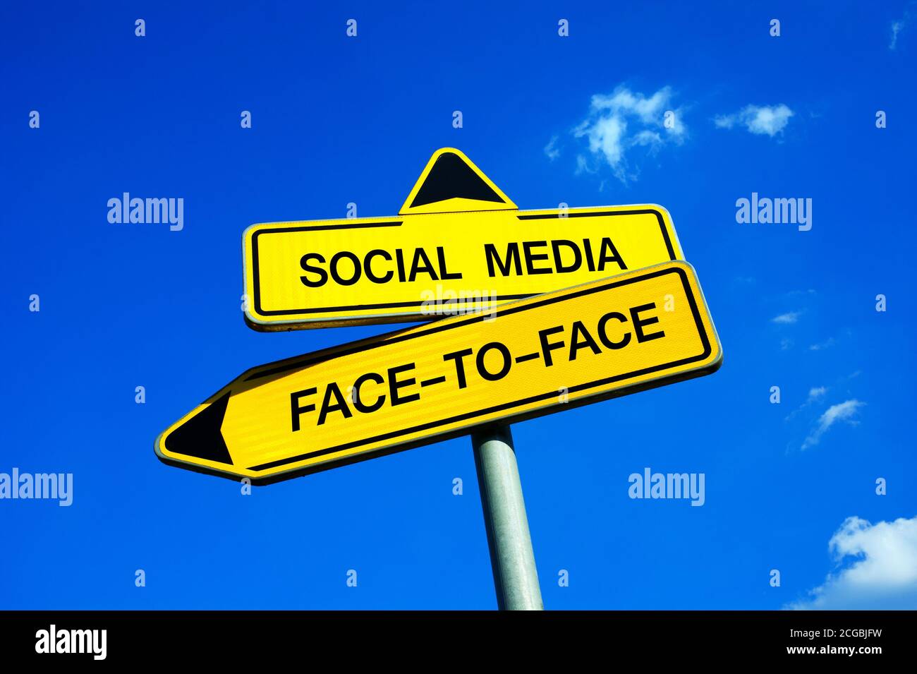 Médias sociaux ou face à face - signalisation routière avec deux options - question de communication Internet, compétences sociales, interaction personnelle face à face Banque D'Images