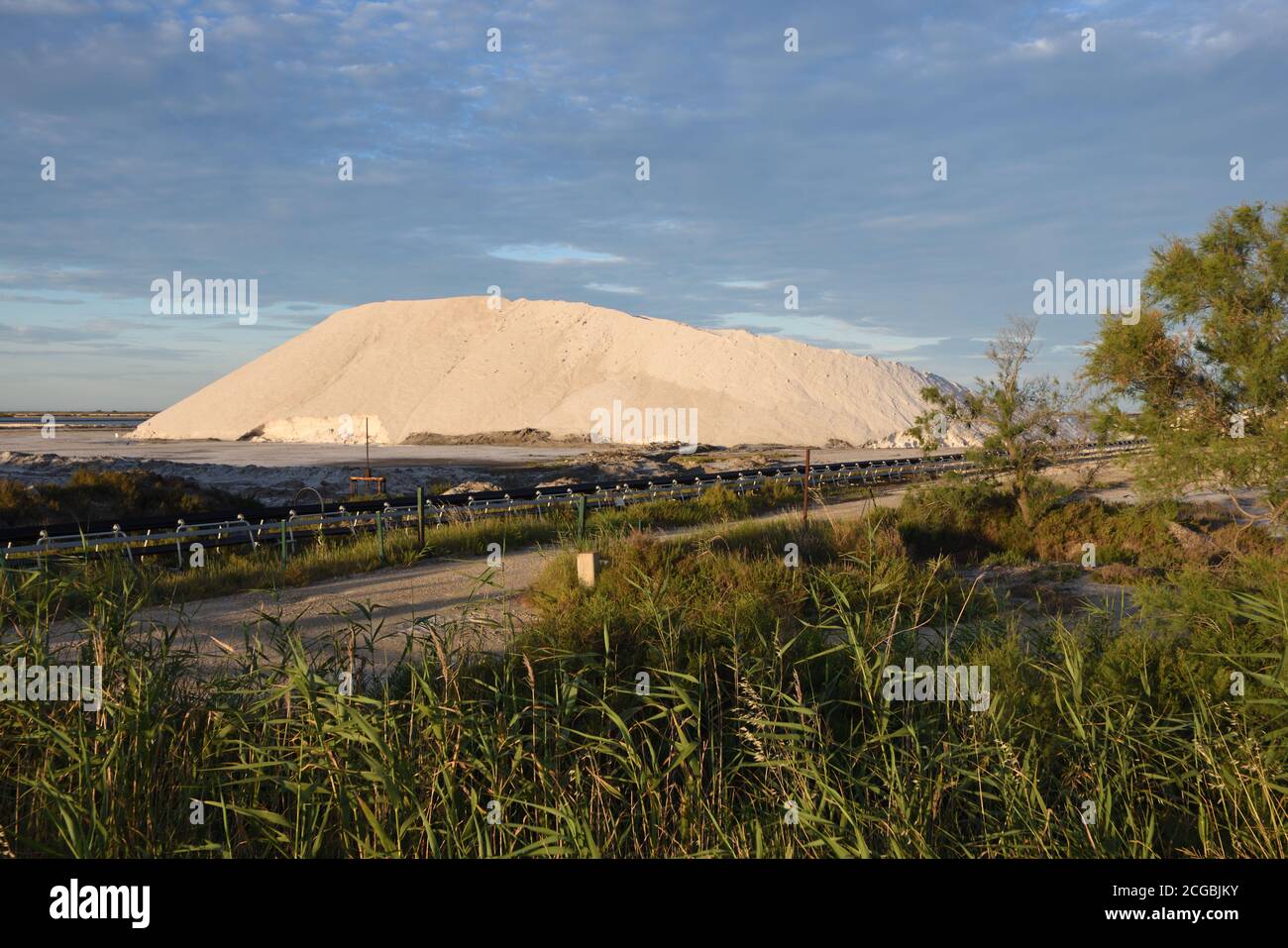 Séchant des piles de sel de mer à l'usine de sel de Salin-de-Giraud Et Salt Elevator Camargue Provence France Banque D'Images