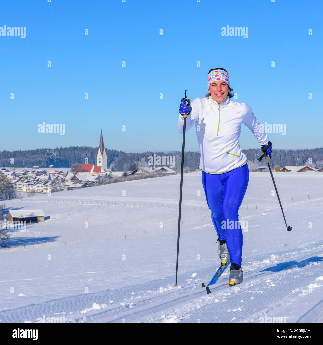Femme pendant un exercice de ski de fond Banque D'Images