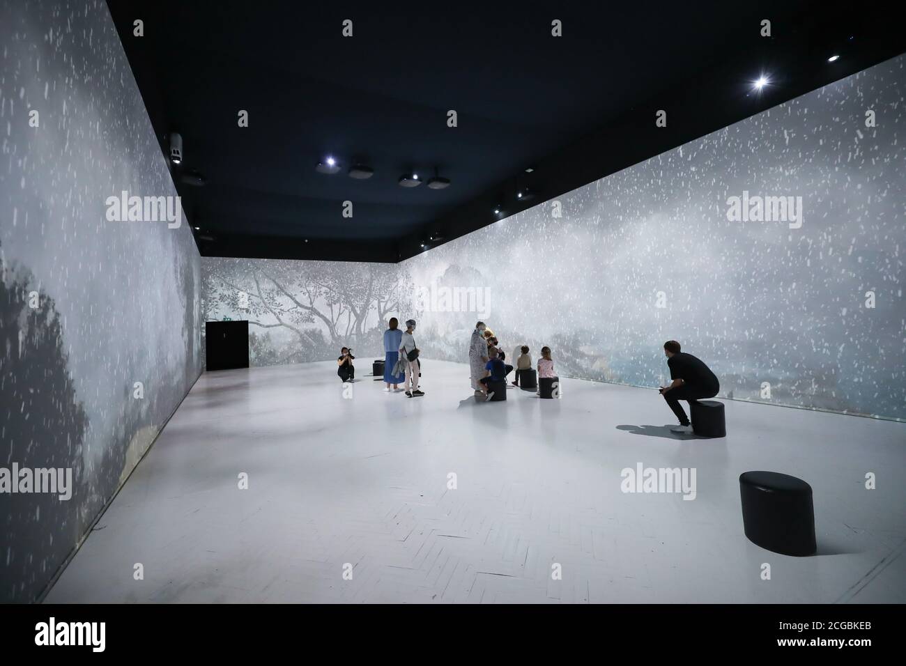 Bruxelles, Belgique. 9 septembre 2020. Les visiteurs peuvent voir l'exposition immersive « Meet the Masters » à Bruxelles, Belgique, le 9 septembre 2020. Utilisant des techniques de cartographie vidéo et des projections 360ã, l'exposition offre au public une expérience immersive pour apprécier les œuvres de trois peintres flamands: Jan Van Eyck, Pieter Bruegel l'ancien et Pieter Paul Rubens. L'exposition a débuté le 27 août, exigeant des visiteurs qu'ils portent des masques faciaux. Credit: Zhang Cheng/Xinhua/Alay Live News Banque D'Images